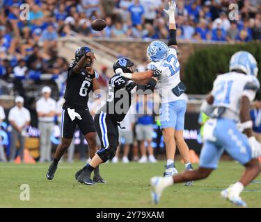 28. September 2024: Duke Blue Devils Quarterback Maalik Murphy (6) wirft den ausgestreckten Arm des North Carolina Tar Heels Defensive Lineman Be Stockfoto