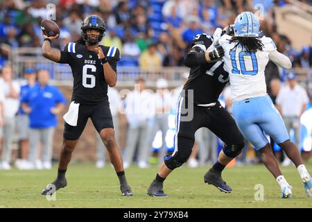 28. September 2024: Duke Blue Devils Quarterback Maalik Murphy (6) übergibt den Ball während des NCAA-Fußballspiels zwischen den North Carolina Tar Heels Stockfoto