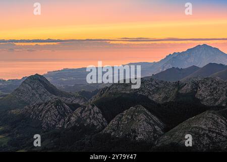 Sonnenaufgang von Mirador del Fitu aus gesehen. Es ist einer dieser wenigen Orte, die eine spektakuläre 360 Grad Aussicht bieten. In seiner Reichweite befindet sich die Sueve Nature Stockfoto