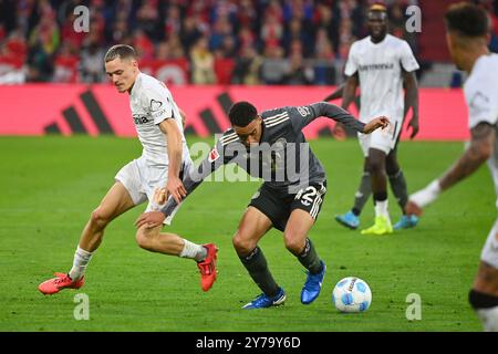 München, Deutschland. September 2024. Von links: Florian WIRTZ (Bayer Leverkusen), Action, Duelle gegen Jamal MUSIALA (FC Bayern München). Fußball 1. Bundesligasaison 2024/2025, 5. Spieltag, Spieltag05 FC Bayern München - Bayer 04 Leverkusen 1-1 am 28. September 2024, ALLIANZAREN A. ? Quelle: dpa/Alamy Live News Stockfoto