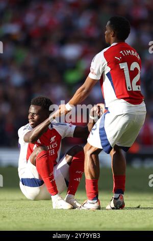 London, Großbritannien. September 2024. Arsenal-Mittelfeldspieler Bukayo Saka (7) und Arsenal-Verteidiger Jurrien Timber (12) während des Spiels Arsenal FC gegen Leicester City FC English Premier League im Emirates Stadium, London, England, Vereinigtes Königreich am 28. September 2024 Credit: Every Second Media/Alamy Live News Stockfoto