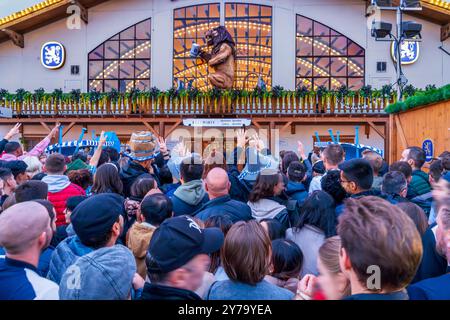 Wiesnbesucher vor dem vollen Löwenbräuzelt am Samstagabend, Riesenandrang auf dem Oktoberfest, München, 28. September 2024 Deutschland, München, 28. September 2024, Wiesnbesucher vor dem vollen Löwenbräu Festzelt hoffen auf Einlaß, zehntausende Wiesnbesucher füllen am Samstagabend die Theresienwiese, zweites Wiesn-Wochenende, Wochenende, bayerisch, Oktoberfest 2024, Volksfest, Bayern, *** Wiesn-Besucher vor dem vollen Löwenbräu-Zelt am Samstagabend, riesige Menschenmassen beim Oktoberfest, München, 28. September 2024 Deutschland, München, 28. September 2024, Wiesn Besucher vor der vollen Löwe Stockfoto