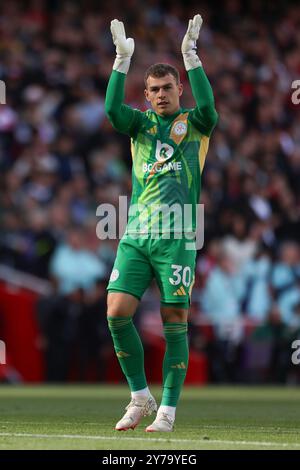 London, Großbritannien. September 2024. Leicester City Torhüter Mads Hermansen (30) applaudiert den Fans beim Spiel Arsenal FC gegen Leicester City FC English Premier League im Emirates Stadium, London, England, Großbritannien am 28. September 2024 Credit: Every Second Media/Alamy Live News Stockfoto