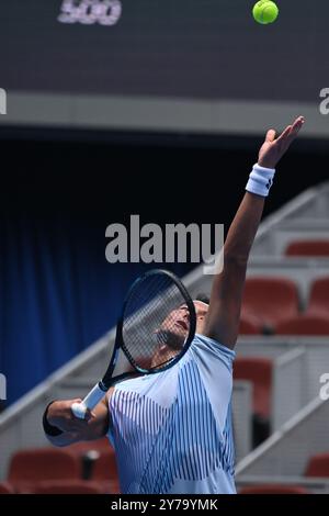 Peking, China. September 2024. BU Yunchaokete spielt beim 2. Rundenspiel der Männer zwischen BU Yunchaokete aus China und Lorenzo Musetti aus Italien beim Tennis-Turnier der China Open 2024 in Peking, Hauptstadt Chinas, am 29. September 2024. Quelle: Zhang Long/Xinhua/Alamy Live News Stockfoto