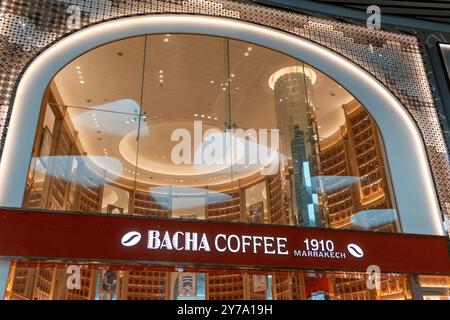 Singapur - 10. März 2024: Bacha Coffee Shop am Flughafen Changi. Sie wurde 1910 in Marrakesch gegründet, mit verschiedenen Arabica-Kaffeebohnen aus d Stockfoto