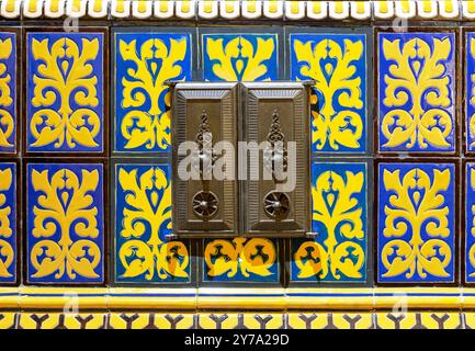 Die Tür eines alten Ofens, in den Feuerholz gelegt wurde. Stockfoto