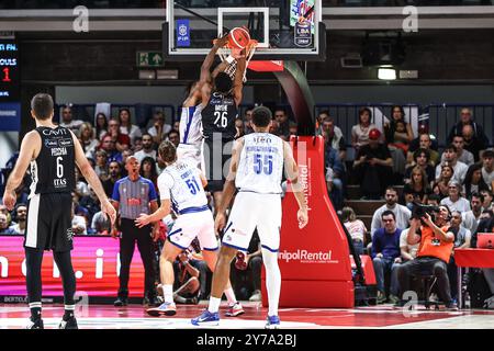 Shasa Grant Block Aganist Jordan Bayehe während des Unahotels Reggio Emilia vs Dolomiti Energia Trentino, italienische Basketball Serie A Spiel in Reggio Emilia, Italien, 28. September 2024 Stockfoto