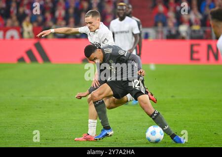 München, Deutschland. September 2024. Florian WIRTZ (Bayer Leverkusen), Duelle gegen Jamal MUSIALA (FC Bayern München). Fußball 1. Bundesligasaison 2024/2025, 5. Spieltag, Spieltag05 FC Bayern München - Bayer 04 Leverkusen 1-1 am 28. September 2024, ALLIANZAREN A. ? Quelle: dpa/Alamy Live News Stockfoto