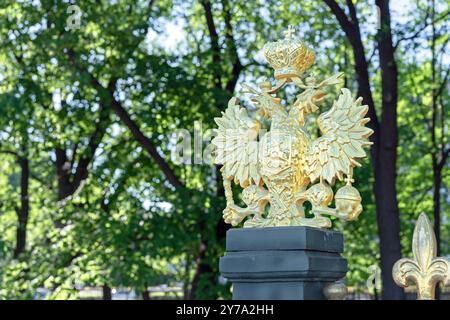 Skulptur eines vergoldeten Doppeladlers, das Wappen des Russischen Reiches. Stockfoto