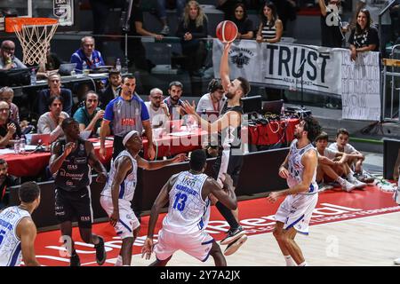 Jordan Ford (Dolomiti Energia Trento) während des Unahotels Reggio Emilia vs Dolomiti Energia Trentino, italienische Basketball Serie A Spiel in Reggio Emilia, Italien, 28. September 2024 Stockfoto