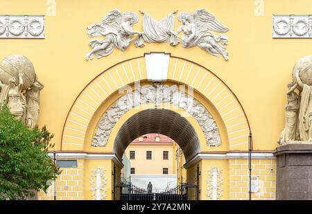 St. Petersburg, Russland - 24. Juni 2024: Zentralbogen des Admiralitätsgebäudes. Stockfoto