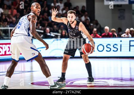 Jordan Ford (Dolomiti Energia Trento) während des Unahotels Reggio Emilia vs Dolomiti Energia Trentino, italienische Basketball Serie A Spiel in Reggio Emilia, Italien, 28. September 2024 Stockfoto