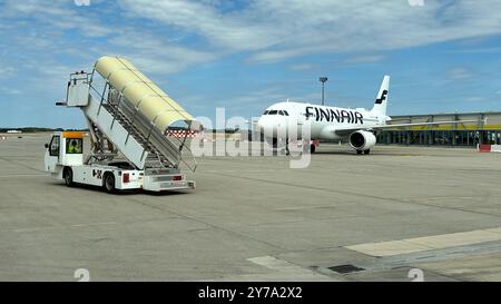 Flugzeug auf den Start- und Landebahnen des Flughafens Budapest-Ferenc Liszt, Ungarn Stockfoto