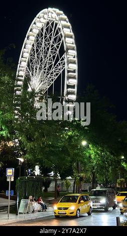 Riesenrad auf dem Erzsébet-Platz in der Abenddämmerung, im Stadtzentrum von Budapest. Ungarn Stockfoto