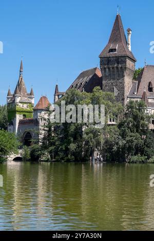 See und Schloss Vajdahunyad in Budapest, Ungarn Stockfoto