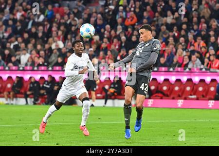 München, Deutschland. September 2024. Jamal MUSIALA (FC Bayern München), Action, Duelle gegen Nathan TELLA (Bayer Leverkusen), Fußball 1. Bundesligasaison 2024/2025, 5. Spieltag, Spieltag05 FC Bayern München - Bayer 04 Leverkusen 1-1 am 28. September 2024, ALLIANZAREN A ? Quelle: dpa/Alamy Live News Stockfoto