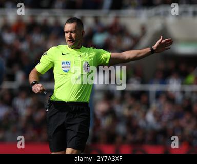 Newcastle upon Tyne, Großbritannien. September 2024. Schiedsrichter Jarred Gillett während des Premier League-Spiels zwischen Newcastle United und Manchester City im St. James' Park, Newcastle upon Tyne. Der Bildnachweis sollte lauten: Nigel Roddis/Sportimage Credit: Sportimage Ltd/Alamy Live News Stockfoto