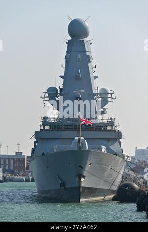 Die HMS Dauntless, ein Zerstörer des Typs 45 der britischen Royal Navy, dockte in Portsmouth in England an. September 2024. Stockfoto