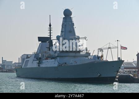 Die HMS Dauntless, ein Zerstörer des Typs 45 der britischen Royal Navy, dockte in Portsmouth in England an. September 2024. Stockfoto