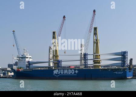 Das Jumbo Jubilee-Schiff lag im Hafen von Portsmouth mit einer Ladung Windturbinenschaufeln. September 2024. Stockfoto