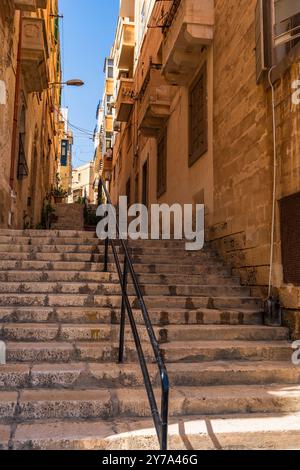 Blick auf die Straße von Senglea, eine der drei Städte in der Nähe von Valletta auf der Südseite des Grand Harbour Area. Malta Stockfoto