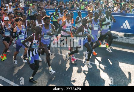 Berlin, Deutschland. September 2024. Leichtathletik, Marathon: Tadese Takele (4. Von links) aus Äthiopien und andere Läufer starten das Rennen. Darlegung: Andreas Gora/dpa/Alamy Live News Stockfoto