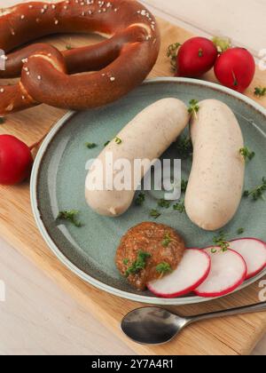 Bayerische Kalbswurst mit süßem Senf und Brezel auf Holzbrett, Oktoberfest oder traditionelle bayerische Küche Stockfoto