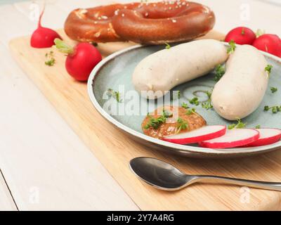 Bayerische Kalbswurst mit süßem Senf und Brezel auf Holzbrett, Oktoberfest oder traditionelle bayerische Küche Stockfoto