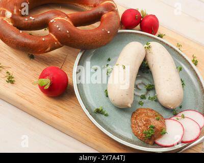 Bayerische Kalbswurst mit süßem Senf und Brezel auf Holzbrett, Oktoberfest oder traditionelle bayerische Küche Stockfoto