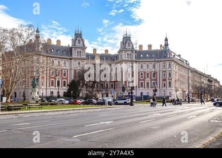 BUDAPEST, UNGARN - 13. MÄRZ 2023: Dies ist ein Fragment des Kodaly-Korond-Platzes auf der Andrassy-Avenue, umgeben von halbrunden alten Häusern. Stockfoto