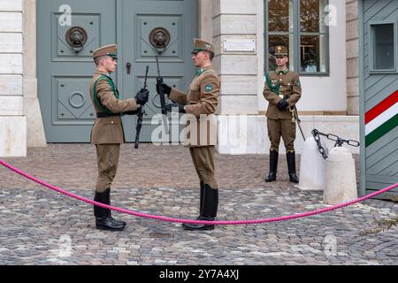 BUDAPEST, UNGARN - 14. MÄRZ 2023: Dies ist der Wachwechsel im Sandorpalast. Stockfoto