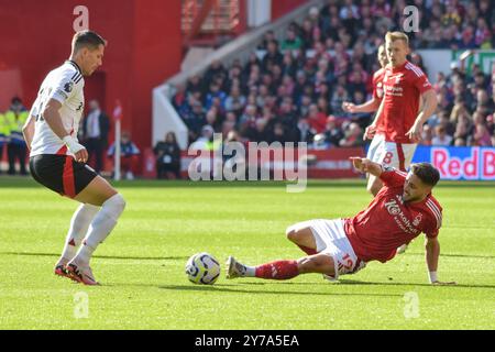 Nottingham, Großbritannien. September 2024. Der Nottingham Forest Defender Alex Moreno (19) schlägt den Ball vor dem Fulham Mittelfeldspieler Sasa Lukic (20) während des Spiels Nottingham Forest FC gegen Fulham FC English Premier League am 28. September 2024 im City Ground, Nottingham, England, Großbritannien. Credit: Every Second Media/Alamy Live News Stockfoto