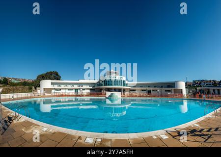 Saltdean, 28. September 2024: Das neu renovierte Saltdean Lido N.B. DIES IST Ein PHOTOMERGE AUS MEHREREN RAHMEN Stockfoto