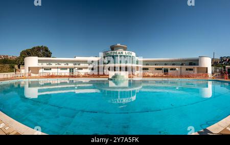 Saltdean, 28. September 2024: Das neu renovierte Saltdean Lido N.B. DIES IST Ein PHOTOMERGE AUS MEHREREN RAHMEN Stockfoto