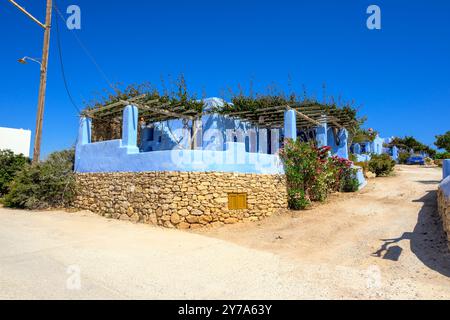 Ano Koufonisi, Griechenland - 15. Mai 2024: Architektur im Kykladischen Stil auf der Insel Ano Koufonisi. Kleine Kykladen, Griechenland Stockfoto