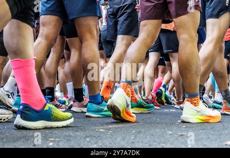 Berlin, Deutschland. September 2024. Leichtathletik, Marathon: Die Teilnehmer warten auf den Start. Darlegung: Andreas Gora/dpa/Alamy Live News Stockfoto