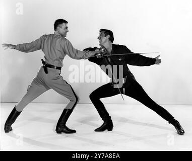 JAMES MASON und STEWART GRANGER in einem Publicity-Porträt für DEN GEFANGENEN VON ZENDA 1952 Regisseur RICHARD THORPE Roman ANTHONY HOPE Kostüm Design WALTER PLUNKETT Music ALFRED NEWMAN Metro Goldwyn Mayer Stockfoto