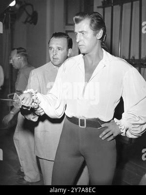 GEORGE SIDNEY und STEWART GRANGER während der Dreharbeiten von SCARAMOUCHE 1952 Regisseur GEORGE SIDNEY Roman RAFAEL SABATINI Kostümdesign GILE STEELE Music VICTOR YOUNG Metro Goldwyn Mayer Stockfoto