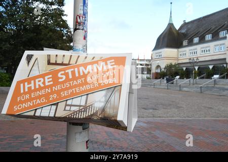 29. September 2024, Schleswig-Holstein, Westerland/Sylt: Ein Poster mit der Aufschrift „deine Stimme. Für einen Neuanfang auf Sylt. Sonntag, 29. September 2024' ist an einem Lampenpfosten vor dem Rathaus in Westerland (Sylt) angebracht. Bürger der Gemeinde Sylt werden heute in neun Wahllokalen entscheiden, ob sie Bürgermeister Häckel (nicht-Partei) abwählen. Foto: Lea Albert/dpa Stockfoto