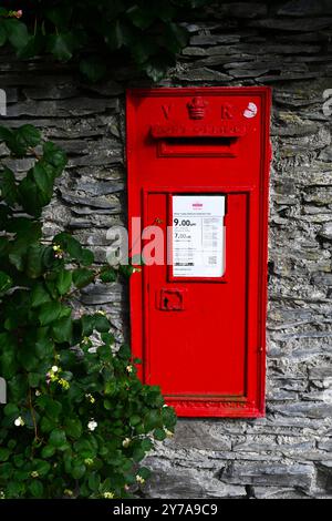 Roter Royal Mail Postkasten mit VR über Brieföffnung in Steinmauer. Stockfoto