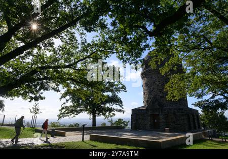 Radebeul, Deutschland. September 2024. Am Bismarckturm, auch bekannt als Bismarcksäule, sind Fußgänger in der Morgensonne unterwegs. Robert Michael/dpa/Alamy Live News Stockfoto