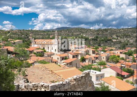 Lofou, ein traditionelles Dorf in Zypern, mit seiner bezaubernden Kirche und malerischen Terrassenhügeln unter einem wunderschönen Himmel. Bezirk Limassol Stockfoto