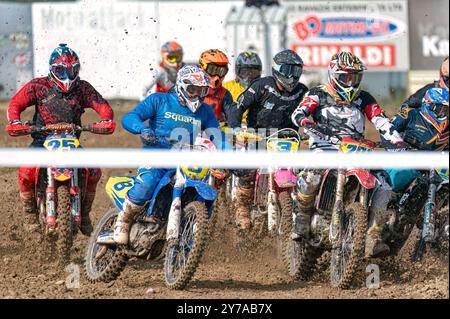 Agios Sozomenos, Zypern - 11. Februar 2024: Mehrere Motocross-Rennfahrer fahren schnell und scheuen sich beim Cyprus MX-pro Champio an Stockfoto