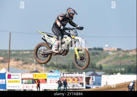 Agios Sozomenos, Zypern - 11. Februar 2024: Motocross-Fahrer schwebt mit seinem Dirt Bike durch die Luft und demonstriert beeindruckende Fähigkeiten und Abschreckung Stockfoto