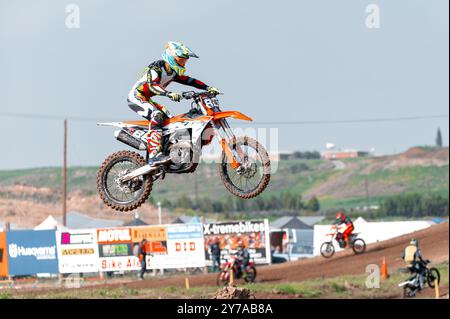 Agios Sozomenos, Zypern - 11. Februar 2024: Motocross-Fahrer schwebt mit seinem Dirt Bike durch die Luft und zeigt sein Können und seine Entschlossenheit Stockfoto