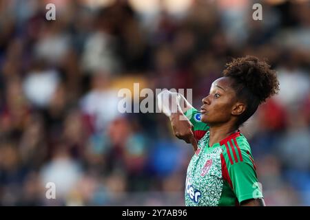 Barcelona, Spanien. September 2024. Barcelona, Spanien, 28. September 2024: Juliana Aparecida 'Jujuba' (20 Granada CF) in Aktion während des Liga-F-Fußballspiels zwischen FC Barcelona und Granada CF im Johan Cruyff Stadium in Barcelona (Judit Cartiel/SPP) Credit: SPP Sport Press Photo. /Alamy Live News Stockfoto