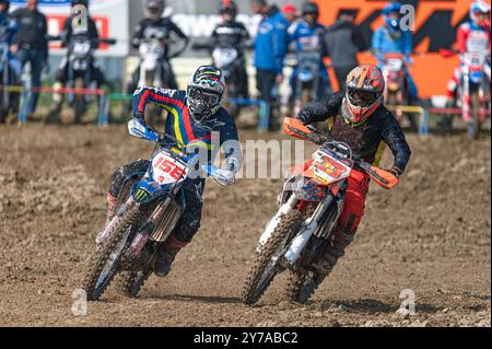 Agios Sozomenos, Zypern - 11. Februar 2024: Zwei Motocross-Fahrer geben ihr Bestes während der Zypern MX-pro Meisterschaft Stockfoto