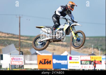 Agios Sozomenos, Zypern - 11. Februar 2024: Motocross-Fahrer, der auf seinem Dirt Bike durch die Luft schwingt und beeindruckende Fähigkeiten und Determinationen demonstriert Stockfoto