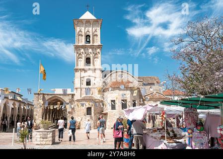 Larnaka, Zypern - 16. April 2022: Touristen gehen vor der Kirche des Heiligen Lazarus Stockfoto