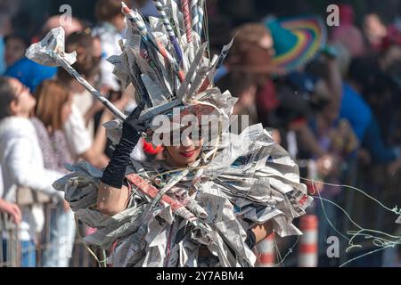 Limassol, Zypern - 26. März 2023: Eine Frau, die ein Kostüm aus Zeitung trägt, tanzt in einer Limassol-Karnevalsparade Stockfoto